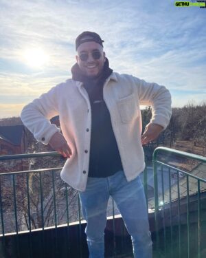 Vincent Beauregard Instagram - Summer vibes pis toute mais en hoodie 🌞