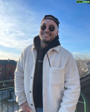 Vincent Beauregard Instagram - Summer vibes pis toute mais en hoodie 🌞