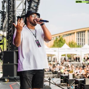 Vincent Beauregard Instagram - METRO METRO FAM ⚡️

Merci d’avoir été parmi nous tout au long du dernier week-end! Vous avez été incroyable 💜

Mention spéciale à toute l’équipe qui travaille d’arrache pieds pour réaliser ce festival. Vous êtes insane ! ⚡️💙 

Next up : FUEGO FUEGO 🔥
@vlogday_everyday 
@beachday.qc 
@festivalmetrometro 

📸: @biglaurphotographie et @pierreluccarle
