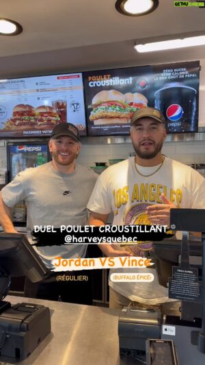 Vincent Beauregard Instagram - ALERTE CONCOURS ‼️

Jordan et moi nous sommes affrontés dans un duel féroce pour concocter le meilleur sandwich au poulet croustillant qui est en promotion jusqu’au 30 avril 2023 dans toutes les succursales Harvey’s au Québec ! 🤩

Jordan a fait son sandwich au poulet croustillant en ajoutant : 

- Mayo 
- Laitue 
- Tomates 
- Cornichons 
- Sauce Harv 
- Ognons blancs 
- sel et poivre 

J’ai fait un sandwich au poulet croustillant Buffalo épicé en rajoutant : 

- Sauce piquante 
- Laitue 
- Tomates 
- Piments forts 
- Jalapeños 
- Mayo 
- Olives 

On vous offre la chance de remporter une carte cadeau de 100$ pour goûter au sandwich au poulet croustillant ! 🎉

 

POUR PARTICIPER : 

- Tag et suis la page @harveysquebec 

- Inscris le nom de ton ami.e avec qui tu ferais un duel ! 

- Écris en commentaire « JORDAN » ou « VINCE » pour voter pour le meilleur sandwich ! 🍔

Bonne chance à tous 🤩 

#Harveysquebec #crispychicken #pouletcroustillant #concours #pub