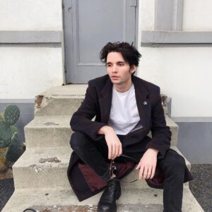 Vincent Cyr Instagram - MODEL. ACTRESS. SINGER. ENTREPRENEUR. DESIGNER. WRITER. LIMP BIZKIT. I DO IT ALL. Who’s your favorite Food?