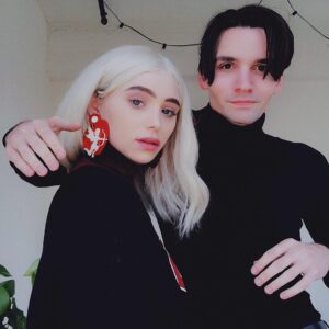 Vincent Cyr Instagram - find you a mans that hover hands