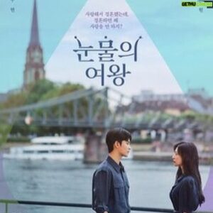 Vincent Kok Instagram - 落了幾個禮拜雨，有咩好得過喺屋企煲劇、叫外賣……

圖1 《淚之女王》
吹漲，明知又係有絕症、愛妳愛你愛到發晒狂、奸人擠眉弄眼、壞人壞到上心口嘅「巷」嘢，但係女主角對眼鬼咁識做戲，「妹」起個嘴有幾分少女味，仲要零死角靚到哩… 點到你唔服？男主角面口其實有幾分似「小瀋陽」，不過身型確係一流，又叻7/24含情脈脈帶點淚光咁望實人，又係唔到你唔服。最服係Production，貫徹始終靚人靚衫靚地方，仲要經常好天氣，成日都有Magic Hour 大 Wide Shot，須知 Magic Hour 每日得一陣，要用心機、時間苦心經營肯等先有咁嘅效果，我服！

圖2《三體》
好睇，鐘意就鐘意，唔鐘意就唔鐘意，冇得勉強。係有多少同《天地雄心》相似，但係《三體》嘅想像力充沛百倍，科學材料又夠大石責死蟹，趣味盎然。尤其Proud Of 曾國祥導演，頭兩集電影感最強，將一個複雜故事講得有條不紊、清清楚楚、引人入勝。《三體》肯定了曾導成為荷里活級導演地位，可喜可賀。

圖3《Ripley》
黑白拍攝，頭集半要捱，直至到了歐洲就明白點解要黑白拍攝，也同意了應該要黑白拍攝。畫面構圖美得令人心折，一邊睇一邊想上網訂機票去歐洲行吓。故事改編自一本書，廿幾年前拍過一套戲，Matt Damon主演，都好好睇。黑白版《Ripley》劇集由奧斯卡得獎編劇執導演筒，文人揸Fit，劇情推進淡淡定定、斯斯文文殺人唔眨眼，你急導演唔同你急。煲呢套劇要有多少耐性、格調。

圖4《同情者》
新鮮熱辣出爐，改編自普利玆小說獎獲獎小說，故事設定在越戰後，主角又係內奸又係美國移民…… 其實個劇講乜完全冇所謂，最重要嘅係頭三集嘅導演係小弟嘅偶像朴贊郁導演，主演之一有Robert Downey Jr.，夠晒理由即刻睇，冇得等，講完！

#落雨煲劇
#淚之女王
#三體
#Ripley
#同情者
#朴贊郁
