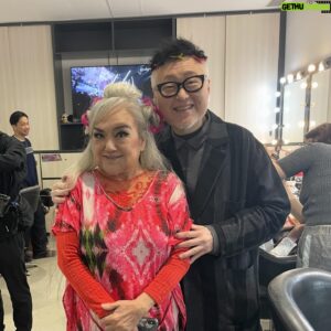 Vincent Kok Instagram - ViuTV打嚟搵我，問我有冇興趣主持一個小B選舉節目，頭幾集會係一個選美比賽……
我聽完吓一聲？即刻著著哋，
「咁使唔使泳裝問答？」
「要㗎！」
「吓！咁即係搞到啲細路？」
「唔使扯火住，我慢慢講你聽…」
於是個樣個個鬼咁有Heart的節目組將佢哋嘅創作理念詳細地講俾我聽：選美比賽只係熱身，藉此同小朋友玩熟，也同時認識家長們，因為今次唔只拍小朋友，也拍家長。
節目想通過不同環節，推廣求學只求分數之外的德智體羣美善，所有環節全部有家長參予、睇住，拍攝時我經常掛在口邊的一句話是：「小朋友與家長都要玩得開心，將來有一段快樂的回憶，如果播出時觀眾都鐘意，咁就贏贏贏贏，恭喜發財！」
開會時問到邊個有細路，大家你眼望我眼，原來十幾人只有一位領導有小朋友，其餘都係懦夫如我 😅 。所以呢個節目仲有一個目的，係俾啲已經有小朋友嘅家長參考吓其他家長的不同培育小朋友Theory，更重要嘅係俾啲未有小朋友、準備有小朋友嘅準爸爸媽媽們，思考自己是否適合做父母。
大部份小朋友都好可愛，
做父母好大責任，
我贊成做父母應該要先領牌。

其實，唔諗咁多都得，齋睇呢個節目都好夠娛樂性，班細路真係好好玩，各有各個性，大家一起慢慢認識他們吧！

On Vincent : 
Wardrobe @Wagamamaplayground
Spectacles @leoopticshop
Shoes @hk_newbalance

Hair by @base_control_by_brad_hair @ykarahk 
@louis375
Makeup 
@Yukimakeup

#香港小B選舉
#睇得過
#適合一家大細
#係唔明典解貢夜播