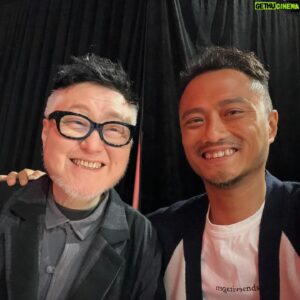 Vincent Kok Instagram - ViuTV打嚟搵我，問我有冇興趣主持一個小B選舉節目，頭幾集會係一個選美比賽……
我聽完吓一聲？即刻著著哋，
「咁使唔使泳裝問答？」
「要㗎！」
「吓！咁即係搞到啲細路？」
「唔使扯火住，我慢慢講你聽…」
於是個樣個個鬼咁有Heart的節目組將佢哋嘅創作理念詳細地講俾我聽：選美比賽只係熱身，藉此同小朋友玩熟，也同時認識家長們，因為今次唔只拍小朋友，也拍家長。
節目想通過不同環節，推廣求學只求分數之外的德智體羣美善，所有環節全部有家長參予、睇住，拍攝時我經常掛在口邊的一句話是：「小朋友與家長都要玩得開心，將來有一段快樂的回憶，如果播出時觀眾都鐘意，咁就贏贏贏贏，恭喜發財！」
開會時問到邊個有細路，大家你眼望我眼，原來十幾人只有一位領導有小朋友，其餘都係懦夫如我 😅 。所以呢個節目仲有一個目的，係俾啲已經有小朋友嘅家長參考吓其他家長的不同培育小朋友Theory，更重要嘅係俾啲未有小朋友、準備有小朋友嘅準爸爸媽媽們，思考自己是否適合做父母。
大部份小朋友都好可愛，
做父母好大責任，
我贊成做父母應該要先領牌。

其實，唔諗咁多都得，齋睇呢個節目都好夠娛樂性，班細路真係好好玩，各有各個性，大家一起慢慢認識他們吧！

On Vincent : 
Wardrobe @Wagamamaplayground
Spectacles @leoopticshop
Shoes @hk_newbalance

Hair by @base_control_by_brad_hair @ykarahk 
@louis375
Makeup 
@Yukimakeup

#香港小B選舉
#睇得過
#適合一家大細
#係唔明典解貢夜播