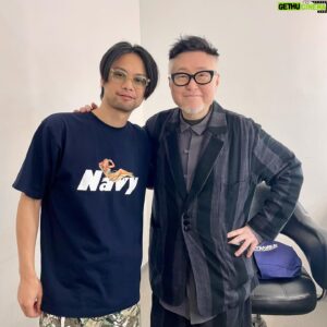Vincent Kok Instagram - ViuTV打嚟搵我，問我有冇興趣主持一個小B選舉節目，頭幾集會係一個選美比賽……
我聽完吓一聲？即刻著著哋，
「咁使唔使泳裝問答？」
「要㗎！」
「吓！咁即係搞到啲細路？」
「唔使扯火住，我慢慢講你聽…」
於是個樣個個鬼咁有Heart的節目組將佢哋嘅創作理念詳細地講俾我聽：選美比賽只係熱身，藉此同小朋友玩熟，也同時認識家長們，因為今次唔只拍小朋友，也拍家長。
節目想通過不同環節，推廣求學只求分數之外的德智體羣美善，所有環節全部有家長參予、睇住，拍攝時我經常掛在口邊的一句話是：「小朋友與家長都要玩得開心，將來有一段快樂的回憶，如果播出時觀眾都鐘意，咁就贏贏贏贏，恭喜發財！」
開會時問到邊個有細路，大家你眼望我眼，原來十幾人只有一位領導有小朋友，其餘都係懦夫如我 😅 。所以呢個節目仲有一個目的，係俾啲已經有小朋友嘅家長參考吓其他家長的不同培育小朋友Theory，更重要嘅係俾啲未有小朋友、準備有小朋友嘅準爸爸媽媽們，思考自己是否適合做父母。
大部份小朋友都好可愛，
做父母好大責任，
我贊成做父母應該要先領牌。

其實，唔諗咁多都得，齋睇呢個節目都好夠娛樂性，班細路真係好好玩，各有各個性，大家一起慢慢認識他們吧！

On Vincent : 
Wardrobe @Wagamamaplayground
Spectacles @leoopticshop
Shoes @hk_newbalance

Hair by @base_control_by_brad_hair @ykarahk 
@louis375
Makeup 
@Yukimakeup

#香港小B選舉
#睇得過
#適合一家大細
#係唔明典解貢夜播