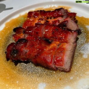 Vincent Kok Instagram - 有老友從遠方加國回
不亦樂乎
食食食
第一餐：靚叉燒
膽拖：再刷《金手指》
發現仲好睇咗
好襟睇
第二餐：新派潮洲嘢凍蟶子皇
其實好多新嘢食咗不過唔記得影相
第三餐：舊相好上海嘢
甜豆炒蝦仁
奶油津白
蜜汁火方
醃篤鮮
老伙記分一人一小碗
必定有齊百頁、竹筍、鹹肉、蔬菜
有規矩、有味道、有賣相、有水平
結尾一碟炒蟹粉拌兩份開陽拌麵
四個人分啱啱好
伴以陳年老醋及醬蘿蔔
已不知是為了吃醋還是吃蟹

#老友中場滑雪
#待滑雪後回又食過
#仲有另外幾餐等緊佢