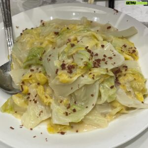 Vincent Kok Instagram - 有老友從遠方加國回
不亦樂乎
食食食
第一餐：靚叉燒
膽拖：再刷《金手指》
發現仲好睇咗
好襟睇
第二餐：新派潮洲嘢凍蟶子皇
其實好多新嘢食咗不過唔記得影相
第三餐：舊相好上海嘢
甜豆炒蝦仁
奶油津白
蜜汁火方
醃篤鮮
老伙記分一人一小碗
必定有齊百頁、竹筍、鹹肉、蔬菜
有規矩、有味道、有賣相、有水平
結尾一碟炒蟹粉拌兩份開陽拌麵
四個人分啱啱好
伴以陳年老醋及醬蘿蔔
已不知是為了吃醋還是吃蟹

#老友中場滑雪
#待滑雪後回又食過
#仲有另外幾餐等緊佢