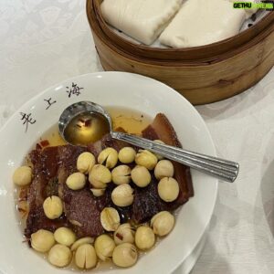 Vincent Kok Instagram - 有老友從遠方加國回
不亦樂乎
食食食
第一餐：靚叉燒
膽拖：再刷《金手指》
發現仲好睇咗
好襟睇
第二餐：新派潮洲嘢凍蟶子皇
其實好多新嘢食咗不過唔記得影相
第三餐：舊相好上海嘢
甜豆炒蝦仁
奶油津白
蜜汁火方
醃篤鮮
老伙記分一人一小碗
必定有齊百頁、竹筍、鹹肉、蔬菜
有規矩、有味道、有賣相、有水平
結尾一碟炒蟹粉拌兩份開陽拌麵
四個人分啱啱好
伴以陳年老醋及醬蘿蔔
已不知是為了吃醋還是吃蟹

#老友中場滑雪
#待滑雪後回又食過
#仲有另外幾餐等緊佢
