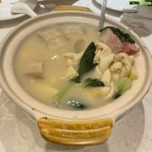 Vincent Kok Instagram - 有老友從遠方加國回
不亦樂乎
食食食
第一餐：靚叉燒
膽拖：再刷《金手指》
發現仲好睇咗
好襟睇
第二餐：新派潮洲嘢凍蟶子皇
其實好多新嘢食咗不過唔記得影相
第三餐：舊相好上海嘢
甜豆炒蝦仁
奶油津白
蜜汁火方
醃篤鮮
老伙記分一人一小碗
必定有齊百頁、竹筍、鹹肉、蔬菜
有規矩、有味道、有賣相、有水平
結尾一碟炒蟹粉拌兩份開陽拌麵
四個人分啱啱好
伴以陳年老醋及醬蘿蔔
已不知是為了吃醋還是吃蟹

#老友中場滑雪
#待滑雪後回又食過
#仲有另外幾餐等緊佢