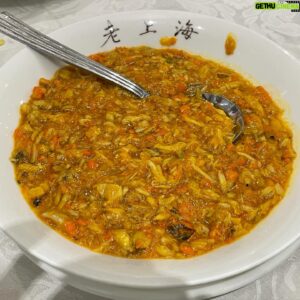 Vincent Kok Instagram - 有老友從遠方加國回
不亦樂乎
食食食
第一餐：靚叉燒
膽拖：再刷《金手指》
發現仲好睇咗
好襟睇
第二餐：新派潮洲嘢凍蟶子皇
其實好多新嘢食咗不過唔記得影相
第三餐：舊相好上海嘢
甜豆炒蝦仁
奶油津白
蜜汁火方
醃篤鮮
老伙記分一人一小碗
必定有齊百頁、竹筍、鹹肉、蔬菜
有規矩、有味道、有賣相、有水平
結尾一碟炒蟹粉拌兩份開陽拌麵
四個人分啱啱好
伴以陳年老醋及醬蘿蔔
已不知是為了吃醋還是吃蟹

#老友中場滑雪
#待滑雪後回又食過
#仲有另外幾餐等緊佢