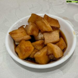 Vincent Kok Instagram - 有老友從遠方加國回
不亦樂乎
食食食
第一餐：靚叉燒
膽拖：再刷《金手指》
發現仲好睇咗
好襟睇
第二餐：新派潮洲嘢凍蟶子皇
其實好多新嘢食咗不過唔記得影相
第三餐：舊相好上海嘢
甜豆炒蝦仁
奶油津白
蜜汁火方
醃篤鮮
老伙記分一人一小碗
必定有齊百頁、竹筍、鹹肉、蔬菜
有規矩、有味道、有賣相、有水平
結尾一碟炒蟹粉拌兩份開陽拌麵
四個人分啱啱好
伴以陳年老醋及醬蘿蔔
已不知是為了吃醋還是吃蟹

#老友中場滑雪
#待滑雪後回又食過
#仲有另外幾餐等緊佢