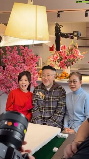 Vincent Kok Instagram - 今次拍攝
唔只拍到好多麻雀聲、食嘢聲
仲有浪接浪嘅笑聲
睇吓呢條花絮影片
希望新一年都係笑聲不絕

#戶戶送 #戶戶送香港 #DeliverooHK #溫度態度味道 #食力滿滿