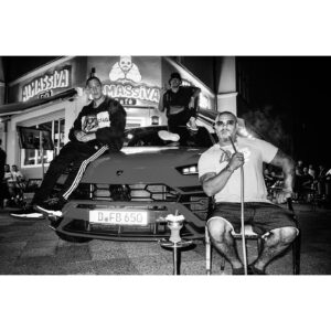 Vincent Stein Instagram - @capital_bra x @faridbangbang x @massiv und eine verhältnismäßig teure Outdoor-Sitzunterlage.