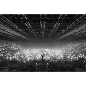 Vincent Stein Instagram - Ich damals - exakt circa vor einem Jahr. Was man da sieht, nennt man ein wunderschönes Konzert. Zum Glück hatte damals @arne_mueseler seine Kamera dabei, sonst würde einem heute keiner glauben, dass es sowas jemals gab. 💔