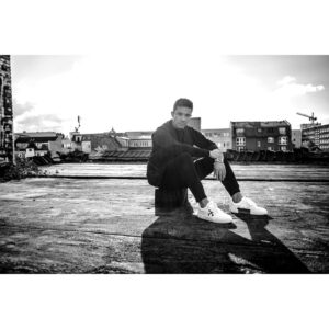 Vincent Stein Instagram - Heute Nacht ab 0 Uhr gibt’s den neuen Song von meinem Herzensbrudi @nicosantosofficial zusammen mit @jamule ! Da das Video nicht schwarzweiß sein wird, und heutzutage kaum noch jemand eine starke Vorstellungskraft hat, könnt ihr swipen und das Bild vom Videodreh ausnahmsweise auch in Farbe genießen. Bin heute irgendwie in Gönner-Laune. ❤️