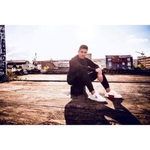 Vincent Stein Instagram - Heute Nacht ab 0 Uhr gibt’s den neuen Song von meinem Herzensbrudi @nicosantosofficial zusammen mit @jamule ! Da das Video nicht schwarzweiß sein wird, und heutzutage kaum noch jemand eine starke Vorstellungskraft hat, könnt ihr swipen und das Bild vom Videodreh ausnahmsweise auch in Farbe genießen. Bin heute irgendwie in Gönner-Laune. ❤️