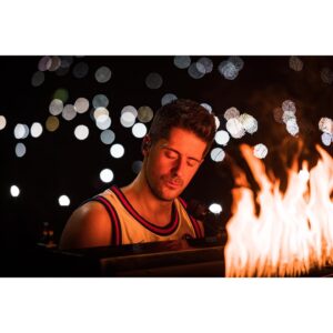 Vincent Stein Instagram - Am liebsten spiele ich brennende Klaviere… 🔥☺️