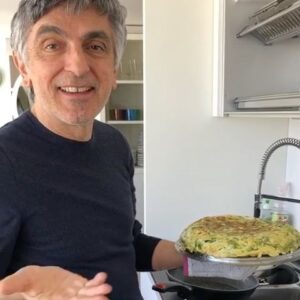 Vincenzo Salemme Instagram - Cari amici, dopo l’annuncio della sospensione degli spettacoli..vi volevo informare che da questo sabato andranno in onda ogni settimana alcune mie vecchie commedie su RAI5!📺
Vediamolo come un modo per stare comunque in compagnia..e chest’è!❤️
Le commedie saranno le seguenti:
• “E fuori nevica”
• “Bello di papà”
• “La gente vuole ridere”
• “Premiata pasticceria Bellavista”
• “Passerotti o pipistrelli?”
