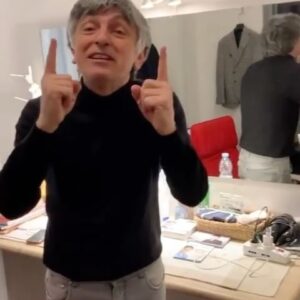 Vincenzo Salemme Instagram - Sorpresa di Pasqua!🐣❤️
#napoletanoefammenapizza #tournée #teatro #roma #teatroolimpico #pasqua #pasquetta #iovadoateatro #risate #viaspetto