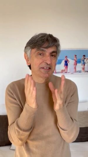 Vincenzo Salemme Instagram - Intanto noi ricominciamo da Milano!!🎭
Vi aspetto dal 4 al 16 Gennaio al Teatro Manzoni.🍕

🎫 Per acquistare i biglietti cliccare sul link in Bio.
#napoletanoefammenapizza #tournée #teatro #milano #teatromanzoni #feliceannonuovo #gennaio #2022 #viaspetto #iovadoateatro