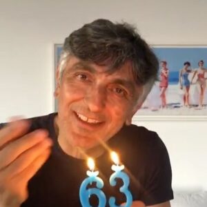 Vincenzo Salemme Instagram - Cari amici, ringrazio tutti quelli che mi hanno mandato messaggi di auguri.
Mi sarebbe piaciuto ringraziarvi uno ad uno ma siete davvero tantissimi, e questo mi ha reso molto felice. Vi ringrazio allora  con questo video che spero arrivi a tutti voi!  E chest’è!❤️🎂