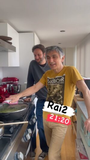 Vincenzo Salemme Instagram - Forse c’è un po’ di napoletano in tutti noi. Scopriamolo insieme stasera su Rai2 📺🍕 @guerriero_antonio @vborrino @fernandapintofficial @sergio_dauria @alfa965 @francescaromanascudiero @instarai2 #salemme #vincenzosalemme❤️ #napoletanoefammenapizza #napoli #rai