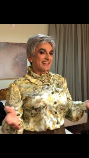 Vincenzo Salemme Instagram - Cari amici, Rai2 ha deciso di mandare in onda le tre commedie che abbiamo rappresentato in diretta a dicembre scorso. Cominceremo stasera 23 aprile alle 21:20 con “Di mamma ce n’è una sola”!👵🏻❤️
@maurizio_casagrande 
@andrea.di.maria 
@guerriero_antonio 
I prossimi appuntamenti saranno:
•Giovedì 30 Aprile con: “Sogni e Bisogni”
•Giovedì 7 Maggio con: “Una festa Esagerata”
E chest’è!❤️
#salemmeilbellodelladiretta #dimammaceneunasola #rai2
