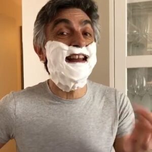 Vincenzo Salemme Instagram - Buon Natale a tutti da..
....Barba Natale!😂 Vi aspetto stasera in diretta tv su Rai2 alle 21:20...sarà “UNA FESTA ESAGERATA!”🎉 e chest’è!❤️ #salemmeilbellodelladiretta #unafestaesagerata #direttatv #rai2.