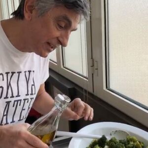 Vincenzo Salemme Instagram - Cari amici, mentre cucino il pranzo..vi volevo ricordare che stasera vi aspetto in diretta su Rai2 alle 21:20 con “SOGNI E BISOGNI”!!🎭❤️ Non potete mancare...e chest’è!