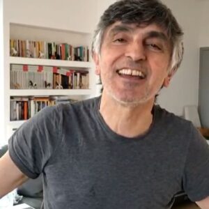 Vincenzo Salemme Instagram - Buona Pasqua a tutti..e chest’é!🐣❤️