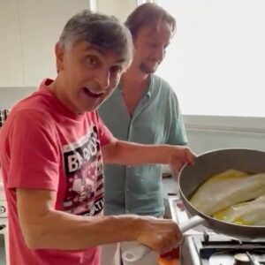 Vincenzo Salemme Instagram - Noi senza di voi non esistiamo… #contuttoilcuorefilm #7ottobre #soloalcinema #medusafilm @guerriero_antonio