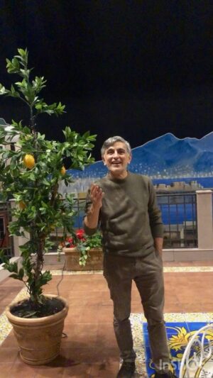 Vincenzo Salemme Instagram - Cari amici noi ci proviamo. Abbiamo tanta voglia di ricominciare perché come dico sempre: Noi (teatranti) senza di Voi (pubblico) non esistiamo..vi aspettiamo a teatro!❤️🎭
NAPOLETANO? E FAMME ‘NA PIZZA!🍕

#siricomincia  #finalmente #teatro #tornèe #napoletanoefammenapizza #orvieto #santirpino #caserta #pagani #salerno #santamariacapuavenere #avellino #avezzano #milano #genova #torino #ferrara #bologna #cosenza #napoli #bari #roma