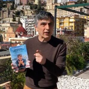 Vincenzo Salemme Instagram - Non voglio più sentire: “Napoletano? E famme ‘na pizza”...a meno che non faccia il pizzaiolo!😂 Da oggi il mio nuovo libro è disponibile in libreria..e chest’è!💙
(Il video continua scorrendo la seconda pagina➡️)