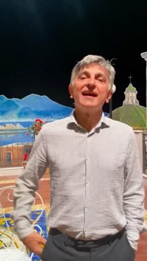 Vincenzo Salemme Instagram - Prima al Teatro Alfieri di Torino!!🎭❤️
#napoletanoefammenapizza #tournée #teatro #torino #teatroalfieri #grazie #iovadoateatro #risate #palco #viaspetto
