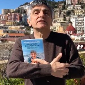 Vincenzo Salemme Instagram - Non voglio più sentire: “Napoletano? E famme ‘na pizza”...a meno che non faccia il pizzaiolo!😂 Da oggi il mio nuovo libro è disponibile in libreria..e chest’è!💙
(Il video continua scorrendo la seconda pagina➡️)