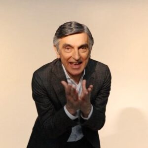 Vincenzo Salemme Instagram - Cari amici, siamo riusciti a portare a termine le riprese del film nei tempi stabiliti. Abbiamo lavorato in tantissimi, rispettando i protocolli di sicurezza da un lato e la passione per il nostro lavoro dall’altra. Siamo stati fortunati e credo che queste siano tutte belle notizie per il nostro mondo professionale, che vive il momento forse più brutto della sua storia.  Andiamo avanti più uniti che mai e ne verremo per forza fuori!❤️🎬 #contuttoilcuorefilm #fineriprese #set