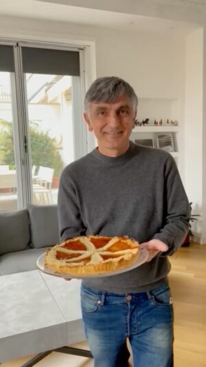 Vincenzo Salemme Instagram - Buona Domenica!!❤️🎃 
#music #food #crostata #queen