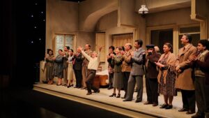 Vincenzo Salemme Instagram - Ieri sera al teatro Mancinelli di Orvieto abbiamo aperto il sipario per la prima volta su Natale in casa Cupiello,  diretta e interpretata da me e dalle mie compagne e compagni di scena. Il Pubblico ci ha accolto con molto affetto e non ci ha fatto pesare in alcun modo l’insidia di questa impresa che mi ha fatto tremare i polsi e il cuore. Sono felice di essere riuscito almeno ieri sera, a trasmettere al pubblico in sala la mia voglia di rendere omaggio ad un grande uomo di teatro, a un suo capolavoro, a un’epoca durante la quale ho iniziato a muovere con entusiasmo e passione i miei primi passi nel mondo del teatro.