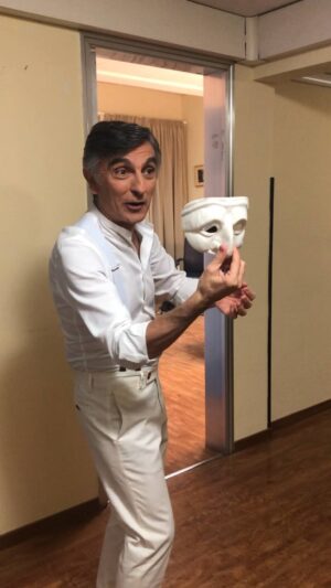 Vincenzo Salemme Instagram - Cari amici, vi aspettiamo stasera 30 aprile alle 21:20 con
“Sogni e Bisogni”!🎭❤️
@andrea.di.maria 
@guerriero_antonio 
@sergio_dauria 
@biancamarialelli 
Il prossimo appuntamento sarà:
•Giovedì 7 Maggio con: “Una festa Esagerata”
E chest’è!❤️