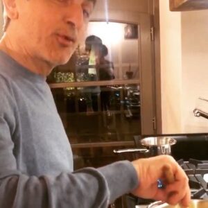 Vincenzo Salemme Instagram - Un po’ di cucina di casa in questa breve pausa tra una cittá e l’altra..e chest’è!👨🏻‍🍳🥘