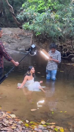 Vindhuja Vikraman Instagram - Jus for this song ❤️❤️‍🔥

Pics and videos @mr_arunjith 
Mua @greenlife_divyarun 
Costume @nova_fashion_boutique_by_brind 

#reelsvideo #explorepage #trendingsongs