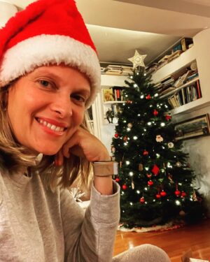 Vinessa Shaw Instagram - Merry Christmas 🎄🎁 
And #fbf to when our tree looked more spritely, and other Christmasy things. 
Hope you are all well and safe. Sending you comfort and joy. ♥️
#buddhistcelebratingchristmas