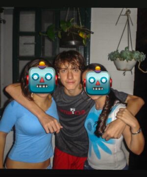 Vini Büttel Instagram - É antes e depois que pediram? Então lá vai: Sim, sou eu:17 anos, nerd, zero jeito com mulheres e autoestima inexistente(e até hj carrego um pouco disso). Passados 15 anos de muitos traumas, dessabores e amores não correspondidos, me encontro hoje com 33 anos de muito aprendizado, histórias,vitórias e derrotas mas com um tesão pela vida que nunca tive. Então, esse post vai pra vc que acha que a mudança é impossível: ela vem, basta querer e muito! E ahh, tive a honra de participar do @pod__trash com as lindas @carlaprata e @djludprado. Foi um bate papo bem descontraído, saindo a data, aviso vcs! Se cuidem♥️