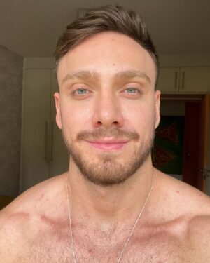Vini Büttel Instagram - Sem paciência para tirar foto😅...Mas como é “preciso” gerar conteúdo, vai uma 3x4 do tio aqui, sem facetune ou qualquer outra coisa que a galera usa para enganar os desavisados😜 Ah... e... Oi🙋🏼‍♂️