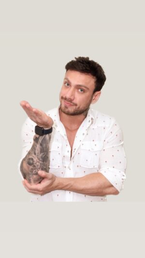 Vini Büttel Instagram - ESTAMOS DIRETO NA ROÇA! E o papi já fez o seu pedido pra permanência no jogo. Vamos mostrar que não estamos a passeio e que o jogo é coisa séria! A votação abre amanhã no horário da edição e contamos com o voto de todos vocês pra fazermos o Vini voltar pra sede e colocar as plantas em seus lugares! ⚔️💙🔥

#FicaVini #AFazenda14