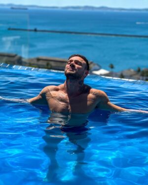 Vini Büttel Instagram - Azul é a cor mais quente💙. Que seu dia seja tão iluminado como aqui na Bahia🙏🏻