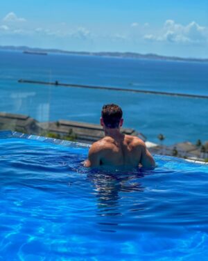 Vini Büttel Instagram - Azul é a cor mais quente💙. Que seu dia seja tão iluminado como aqui na Bahia🙏🏻