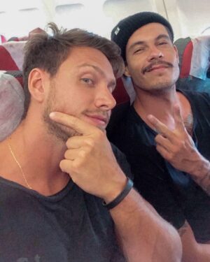 Vini Büttel Instagram - Foto velha do rolo de câmera. Voo de volta para São Paulo após o confinamento. Não sabíamos o que nos esperava. Apenas vivemos. Saudades de vc, fdp @eumigueeel