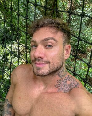 Vini Büttel Instagram - Final de semana incrível: corpo, mente e alma energizado. As vezes é bom nos perdermos para nos encontrarmos. Tava mais do que precisando. Obrigado @cabanahome por essa experiencia única♥️🏕️